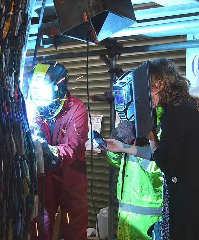 ангел из ножей, статуя ангела из ножей, статуя ангела из ножей преступников