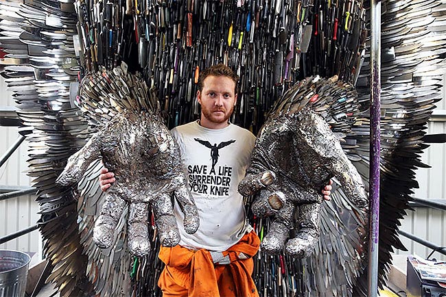 ангел из ножей, статуя ангела из ножей, статуя ангела из ножей преступников