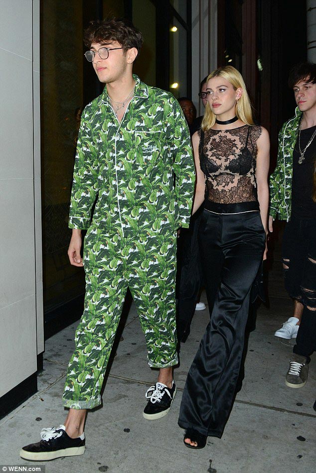 нелепые наряды звёзд, самые безвкусные наряды знаменитостей