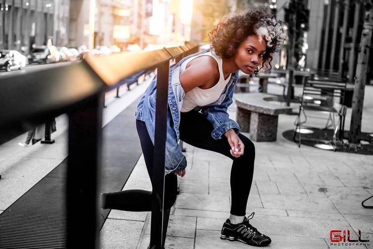 Ребекка Хеккард, девушку обзывали скунсом, выросла стала моделью, 