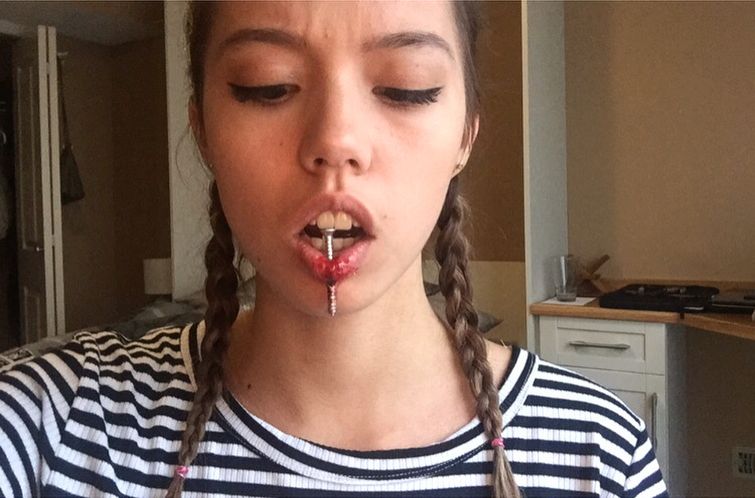 отрезанные брови, идеи для Хэллоуина, отрезанные брови макияж, отрезанные брови грим