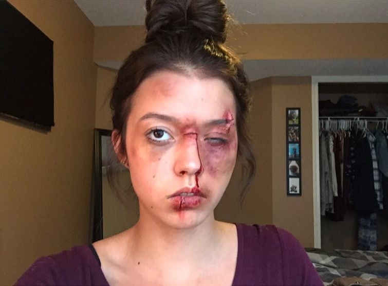 отрезанные брови, идеи для Хэллоуина, отрезанные брови макияж, отрезанные брови грим