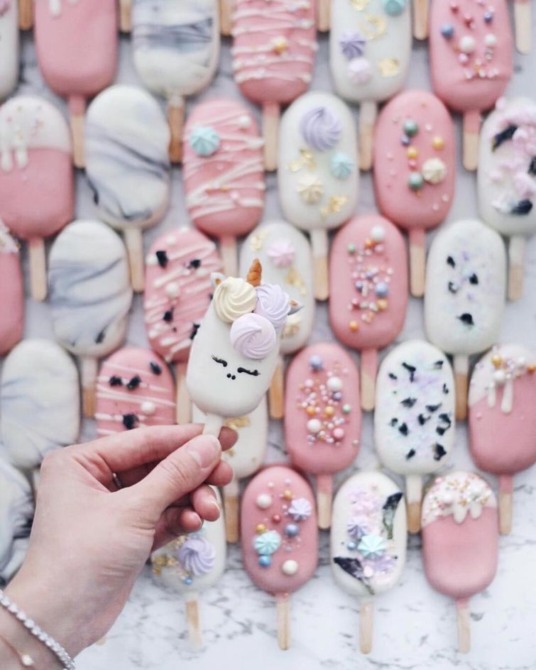 Кондитер изготавливает невыносимо красивые торты, делая их в форме эскимо торты эскимо, торты на палочках, красивые торты, торт на палочке