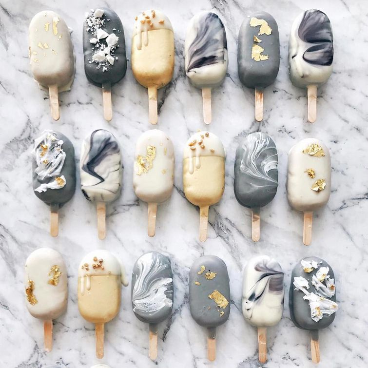 Кондитер изготавливает невыносимо красивые торты, делая их в форме эскимо торты эскимо, торты на палочках, красивые торты, торт на палочке