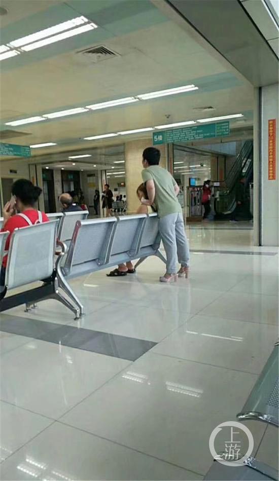 Парень нашёл необычный выход из положения, когда его девушка стала жаловаться на свои туфли поменялся обувью с девушкой, неудобные туфли, парень надел женские туфли