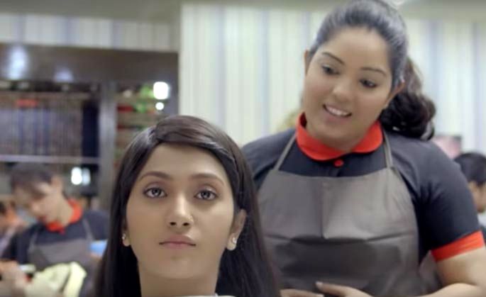 видео о домашнем насилии, девушка просит отрезать волосы короче