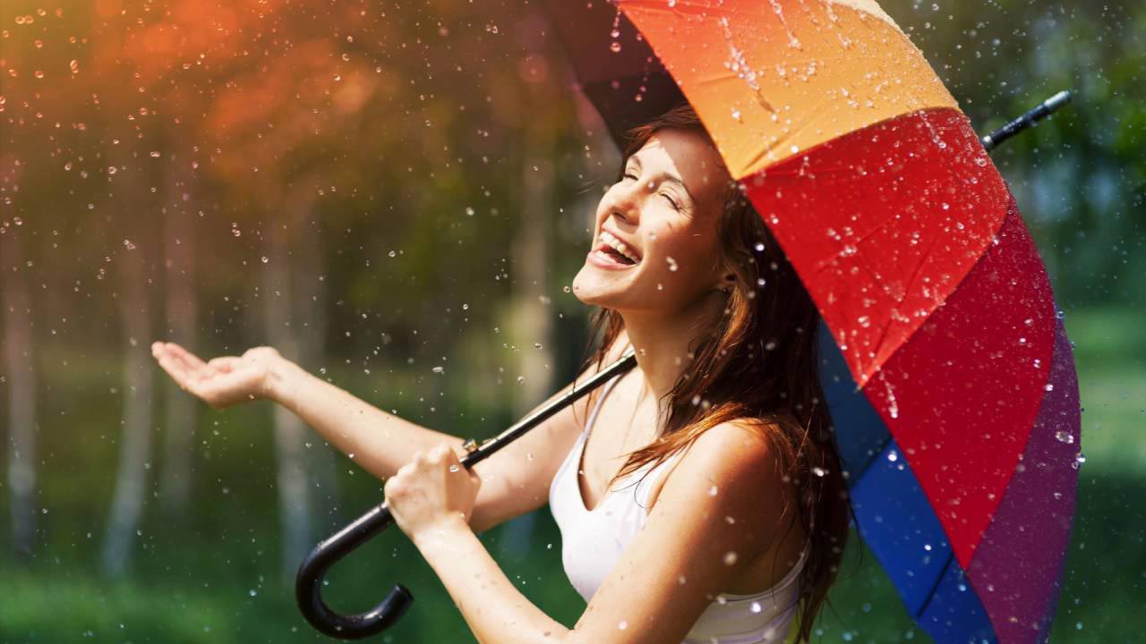 Жизнь радовала хорошими. Яркие эмоции. Человек под зонтом. Счастливая девушка. Позитивная девушка.