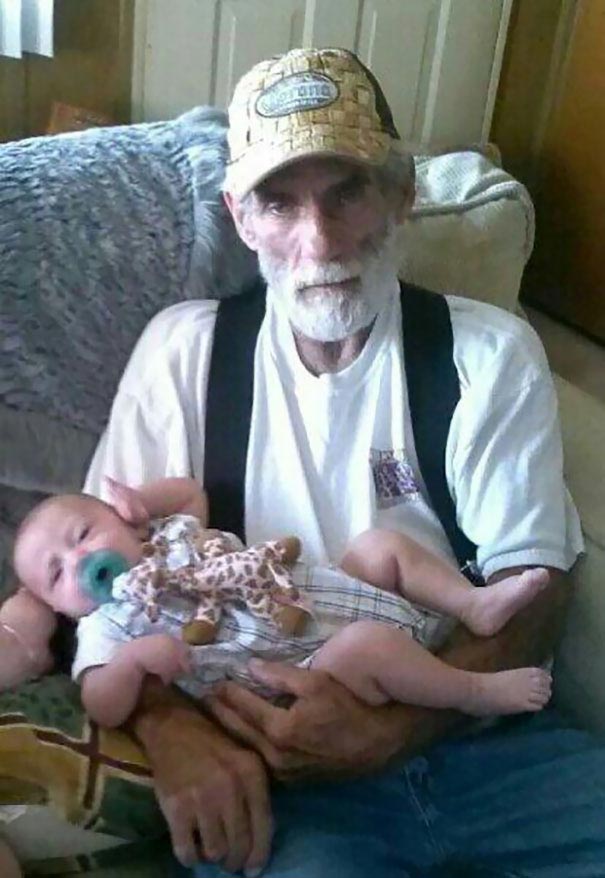 бабушки и дедушки впервые увидели внуков