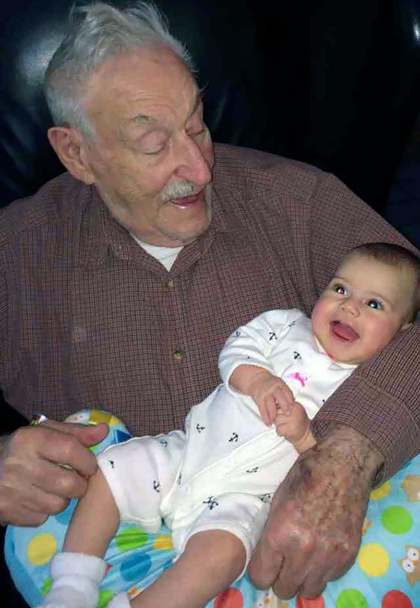 Дед с внучкой на диване