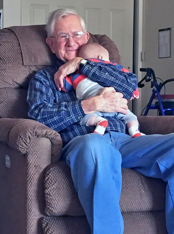 Комментарий к фото дедушки с внуком