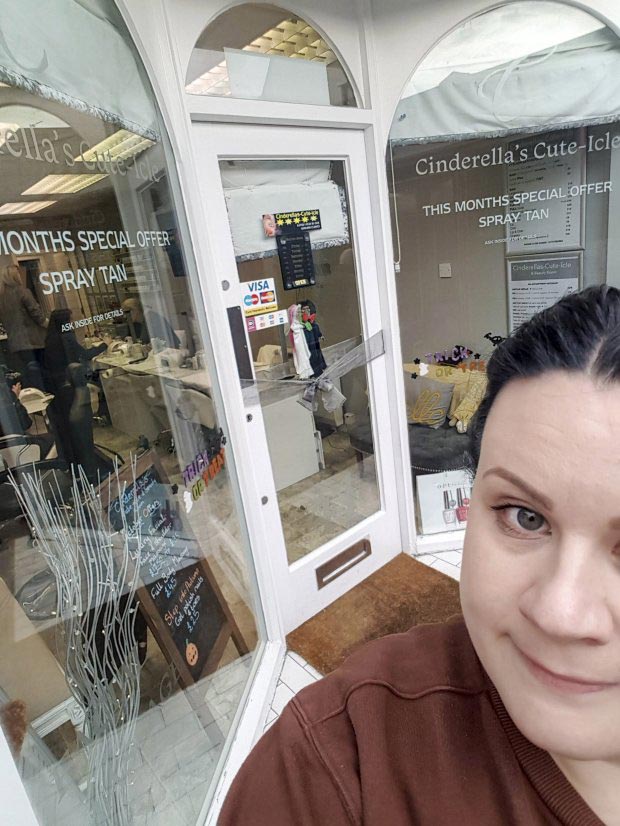 Вот во что превратились ногти этой женщины, когда она поссорилась со своей маникюрщицей плохой маникюр, плохо сделанный маникюр, плохой мастер маникюра, плохой маникюр фото