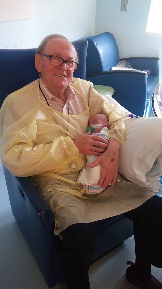 дедушка держит детей в больнице, дедушка помогает в детской больнице, трогательная история, 