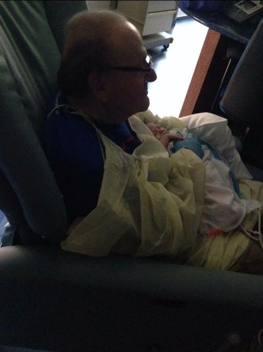 дедушка держит детей в больнице, дедушка помогает в детской больнице, трогательная история, 