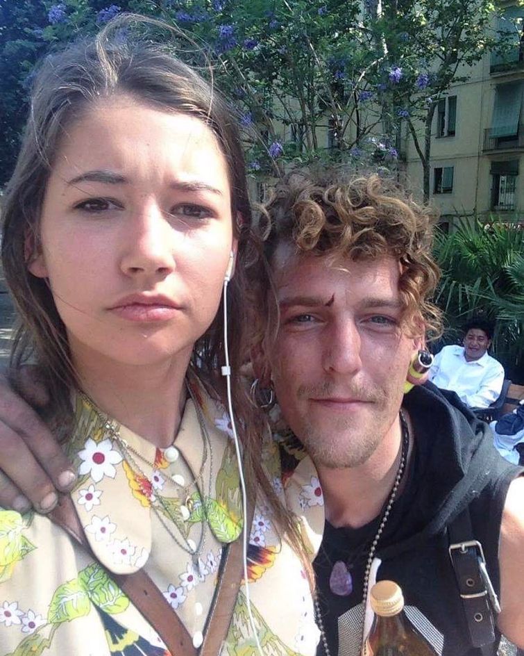 парни пристают к девушке, парни пристают на улице к девушке, селфи с парнями