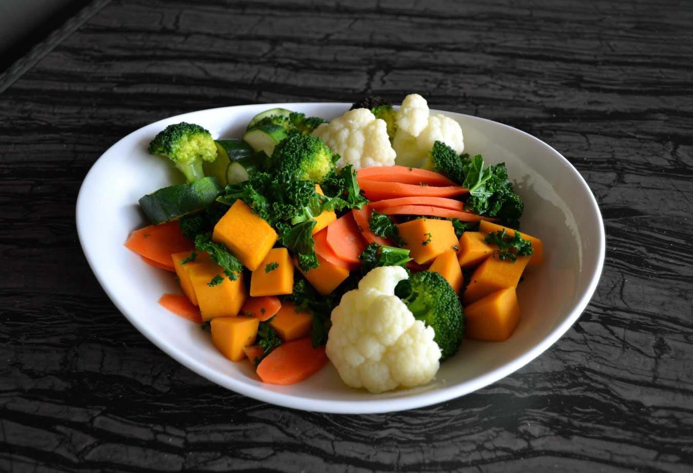 Приготовление вареных овощей. Вареные овощи. Овощи на пару. Овощи микс на пару. Овощи на пару в тарелке.