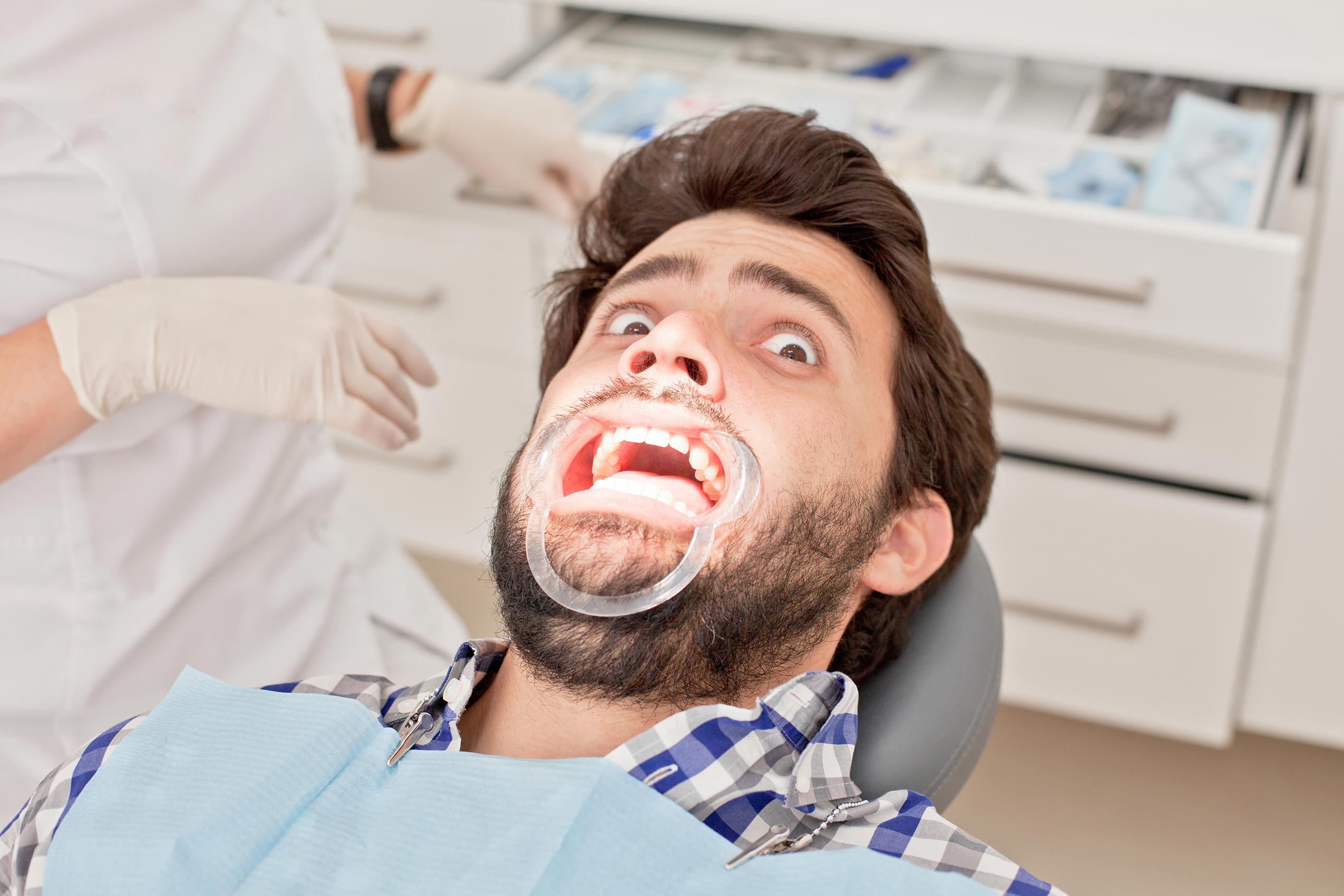 Страх перед мужчинами. Пациент улыбается. Пациент в стоматологическом кресле. Пациент у дантиста.