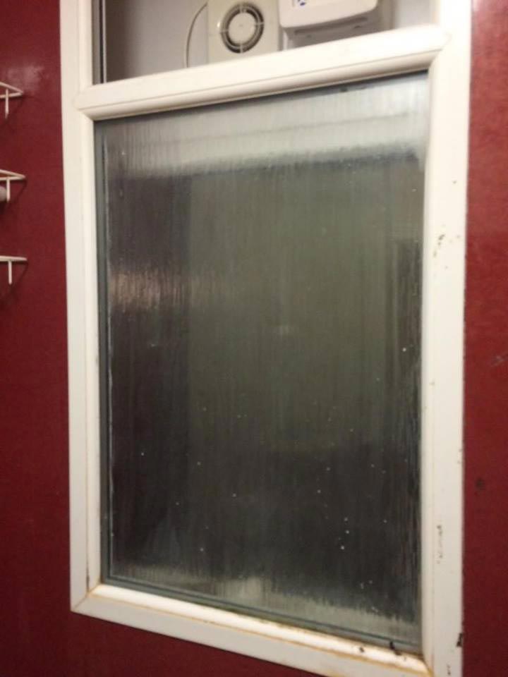 девушка застряла в окне, застряла в окне на свидании, застряла в окне достать дерьмо