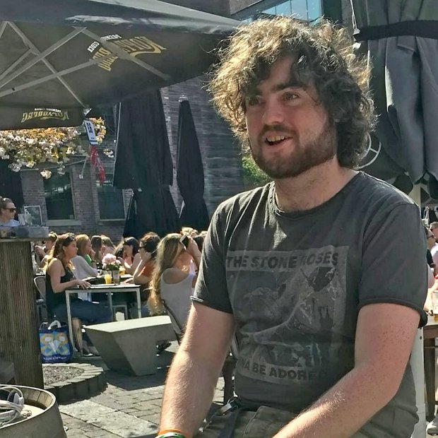 девушка застряла в окне, застряла в окне на свидании, застряла в окне достать дерьмо