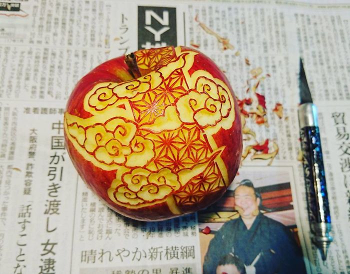 Японский художник вырезает узоры на овощах и фруктах, карвинг,  японский художник Гаку