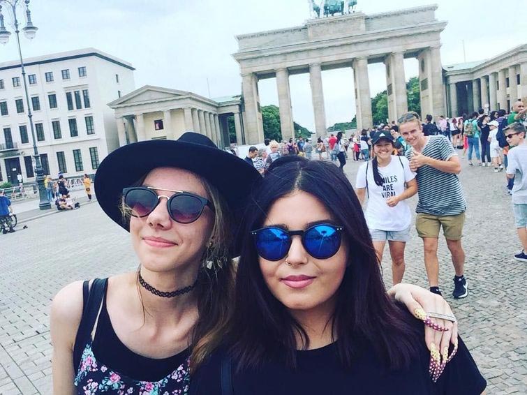 Симон Тейлор, Simone Taylor, 3 года не стригла ноги, ногти 15 сантиметров