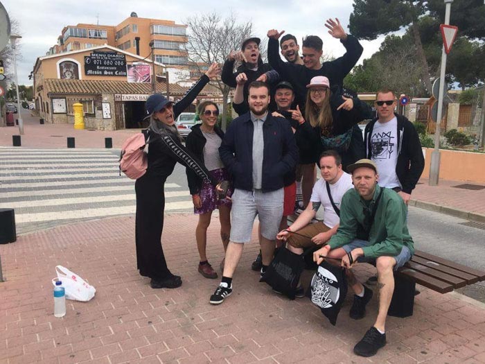 друзья взяли случайного с тем же именем, друзья взяли в поездку парня с именем их друга, Джо Мак-Грат, Joe McGrath