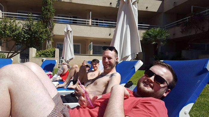 друзья взяли случайного с тем же именем, друзья взяли в поездку парня с именем их друга, Джо Мак-Грат, Joe McGrath