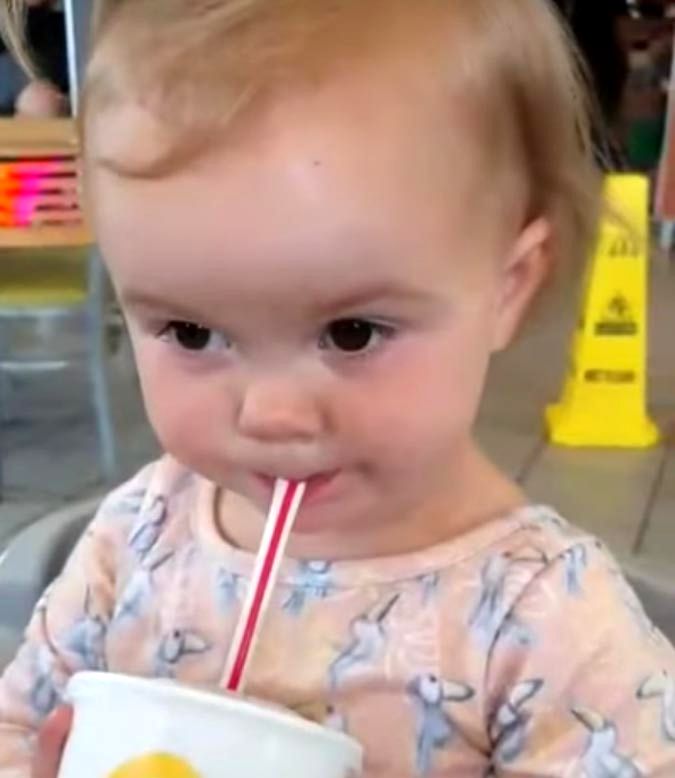 девочка впервые пробует газировку, ребёнок пробует газировку впервые