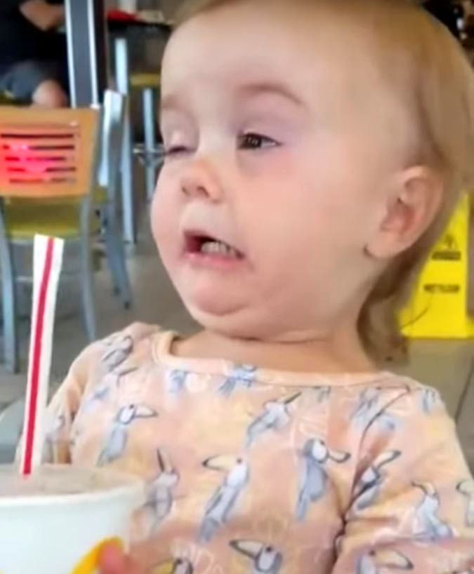 девочка впервые пробует газировку, ребёнок пробует газировку впервые