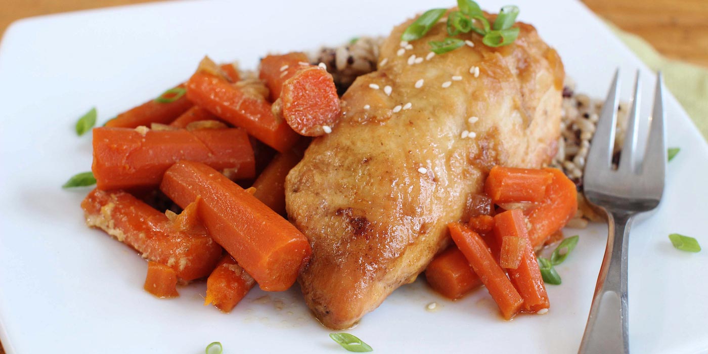 Маринуют курицу с морковью. Курица с морковкой. Курица запечённая с морковкой. Морковь блюда. Цыпленок с морковью.
