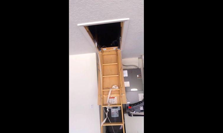 Рабочий обнаружил жуткую потайную комнату в доме, в котором его наняли сделать ремонт потайная комната в доме, нашёл потайную комнату в доме, потайная комната на чердаке