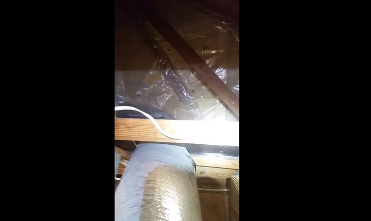 Рабочий обнаружил жуткую потайную комнату в доме, в котором его наняли сделать ремонт потайная комната в доме, нашёл потайную комнату в доме, потайная комната на чердаке