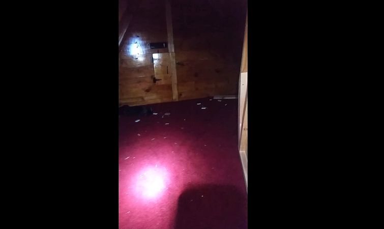 Рабочий обнаружил жуткую потайную комнату в доме, в котором его наняли сделать ремонт потайная комната в доме, нашёл потайную комнату в доме, потайная комната на чердаке