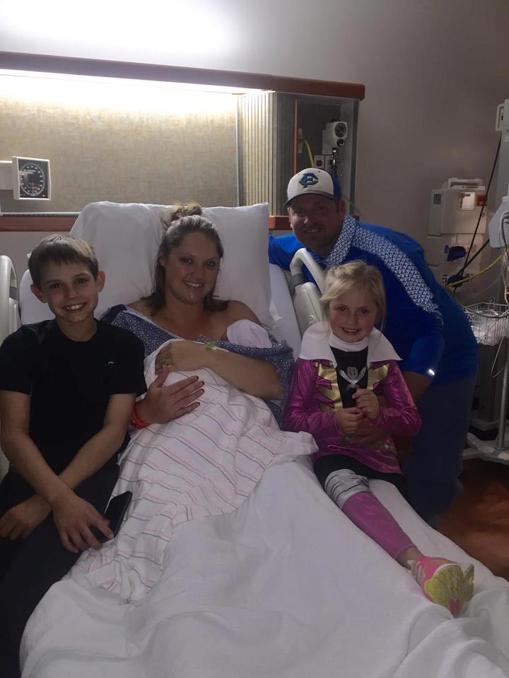 принял роды в костюме Джокера. доктор в костюме Джокера, врач принял роды в костюме Джокера