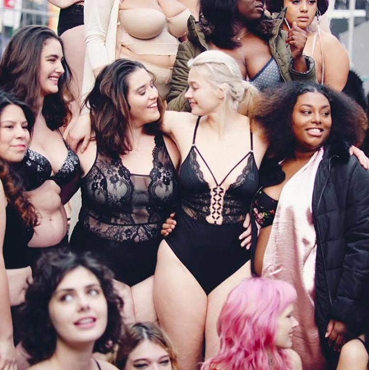 Модели в нижнем белье всех форм и размеров прошлись зимой по центру Нью-Йорка и вот почему модели разных размеров, модели в нижнем белье улицы Нью-Йорк, модели на улице нью-йорка, модели размера плюс в нижнем белье