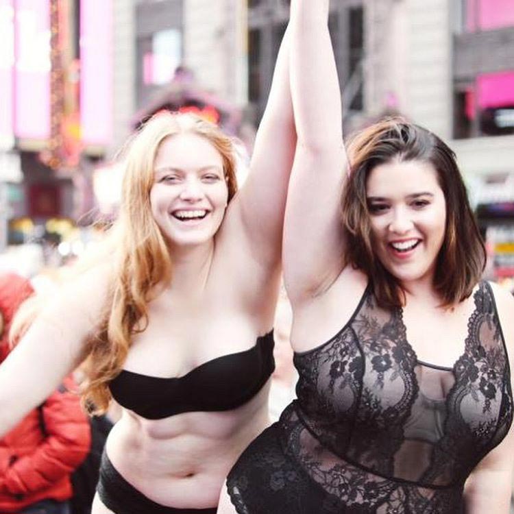 Модели в нижнем белье всех форм и размеров прошлись зимой по центру Нью-Йорка и вот почему модели разных размеров, модели в нижнем белье улицы Нью-Йорк, модели на улице нью-йорка, модели размера плюс в нижнем белье