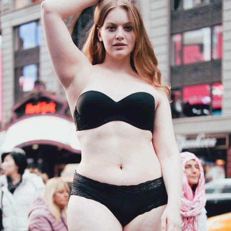 Модели в нижнем белье всех форм и размеров прошлись зимой по центру Нью-Йорка и вот почему модели разных размеров, модели в нижнем белье улицы Нью-Йорк, модели на улице нью-йорка, модели размера плюс в нижнем белье