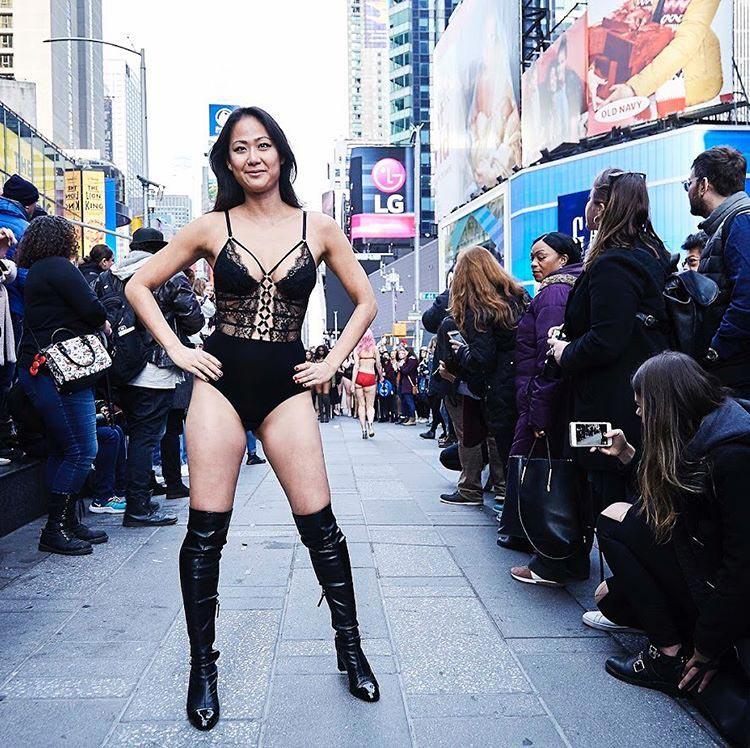 Модели в нижнем белье всех форм и размеров прошлись зимой по центру Нью-Йорка и вот почему модели разных размеров, модели в нижнем белье улицы Нью-Йорк, модели на улице нью-йорка, модели размера плюс в нижнем белье