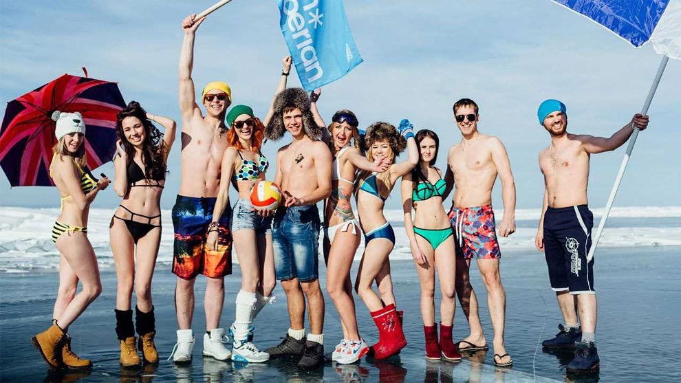 Я сибиряк — настоящая 'пляжная' вечеринка посреди сибирских снегов и замёрзшего Байкала фотограф Алексей Ловцов, I'm Siberian, Я сибиряк