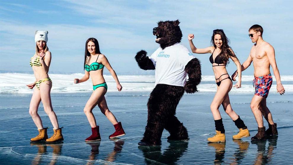 Я сибиряк — настоящая 'пляжная' вечеринка посреди сибирских снегов и замёрзшего Байкала фотограф Алексей Ловцов, I'm Siberian, Я сибиряк