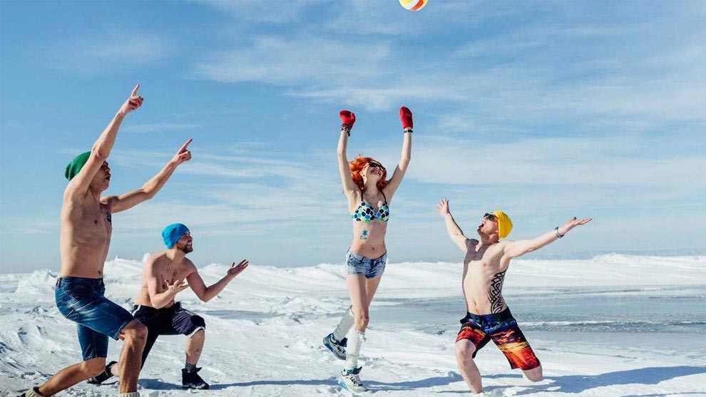 Я сибиряк — настоящая 'пляжная' вечеринка посреди сибирских снегов и замёрзшего Байкала фотограф Алексей Ловцов, I'm Siberian, Я сибиряк