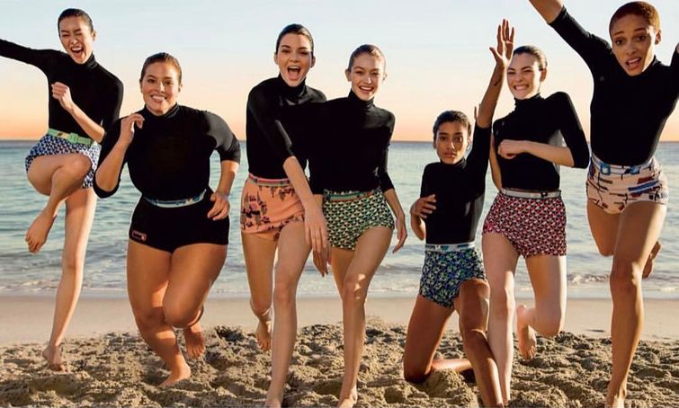 Агрессивный фотошоп на новой обложке журнала Vogue возмутил пользователей сети фотошоп новая обложка Vogue, Эшли Грэм на новой обложке Vogue