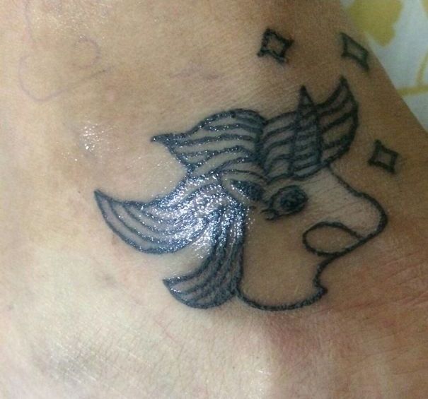 художница делает ужасные татуировки, уродливые татуировки, елена фернандес