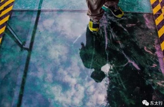 стеклянная дорожка треснула, розыгрыш стеклянная дорожка, трескается стеклянная дорожка под ногмами