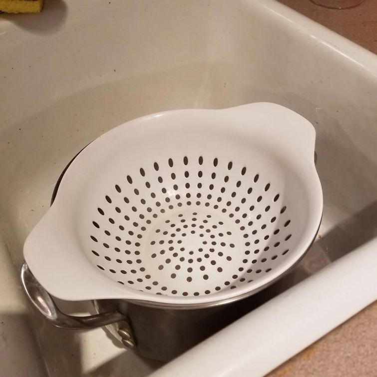 как слить воду с макарон, как откинуть макароны, способ слить воду с макарон, откинуть макароны способ 