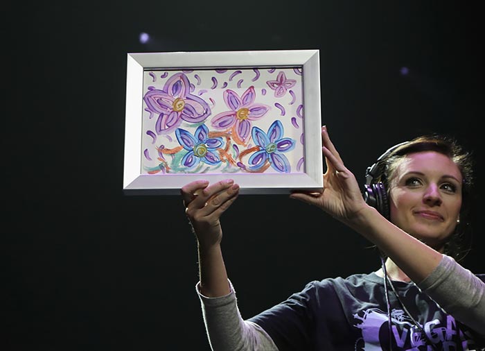 Бритни Спирс продала свою незамысловатую картину за $ 10 000, и вы только взгляните на неё картина Бритни Спирс, Бритни Спирс рисует картину, Бритни Спирс продала картину, Бритни Спирс рисует картину видео