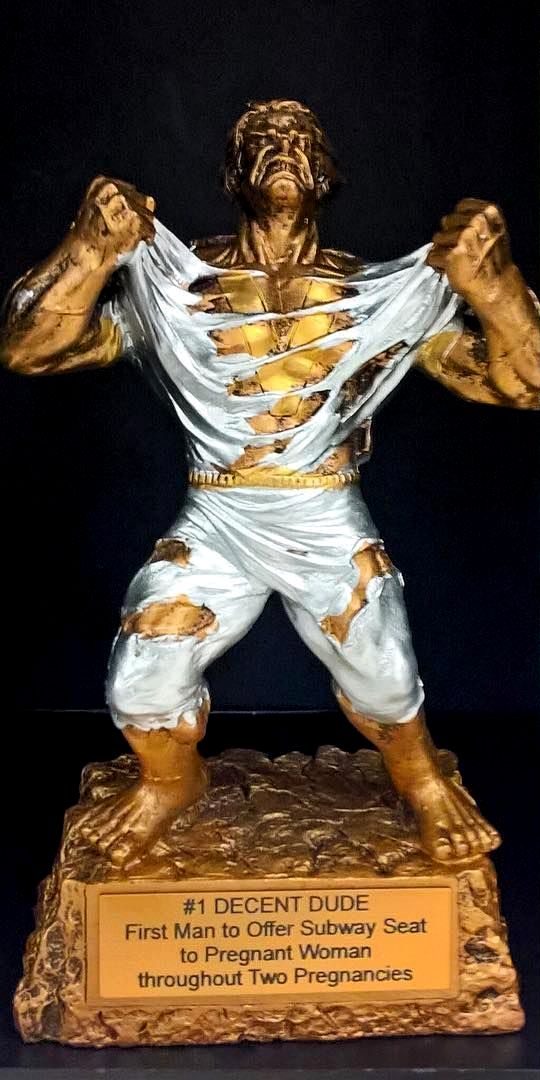 вручила награду парню уступившему место, статуэтка уступил место беременной женщине