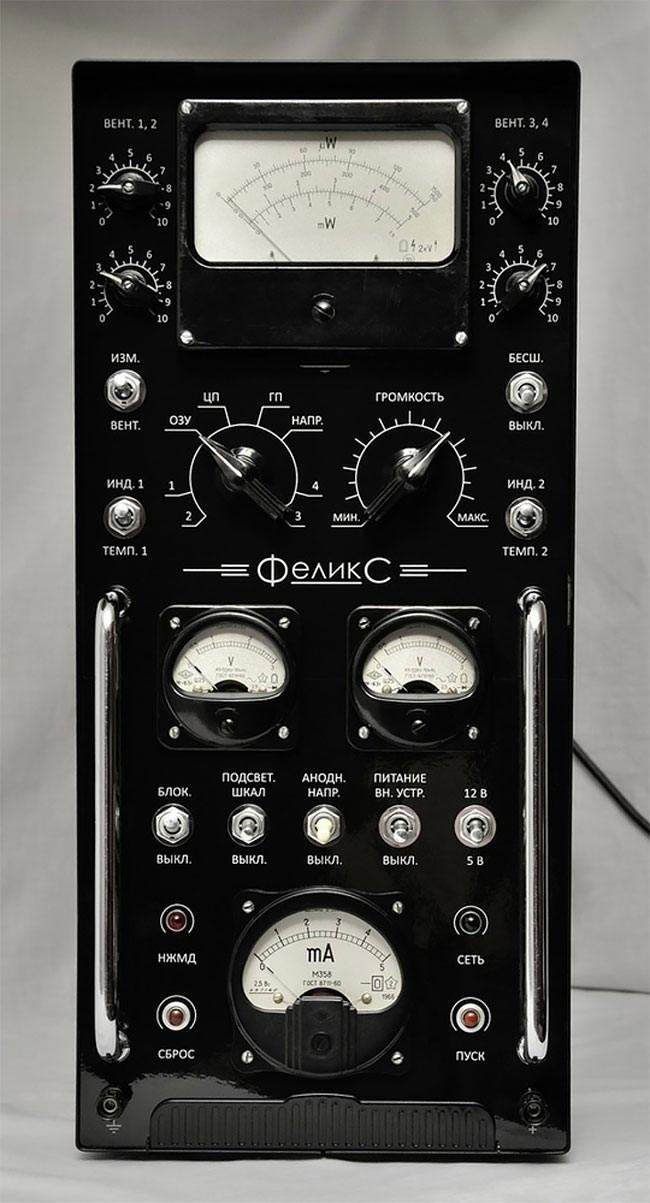 корпус компьютера из советских электронных запчастей, компьютерный корпус из советских электронных запчастей