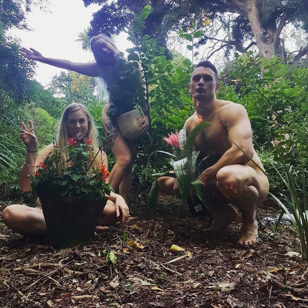 Всемирный день голого садовода, World Naked Gardening Day