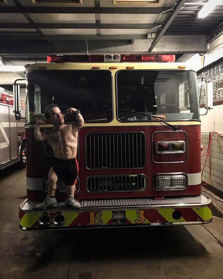 бодибилдер карлик, бодибилдер с карликовостью, качок карлик, маленький бодибилдер