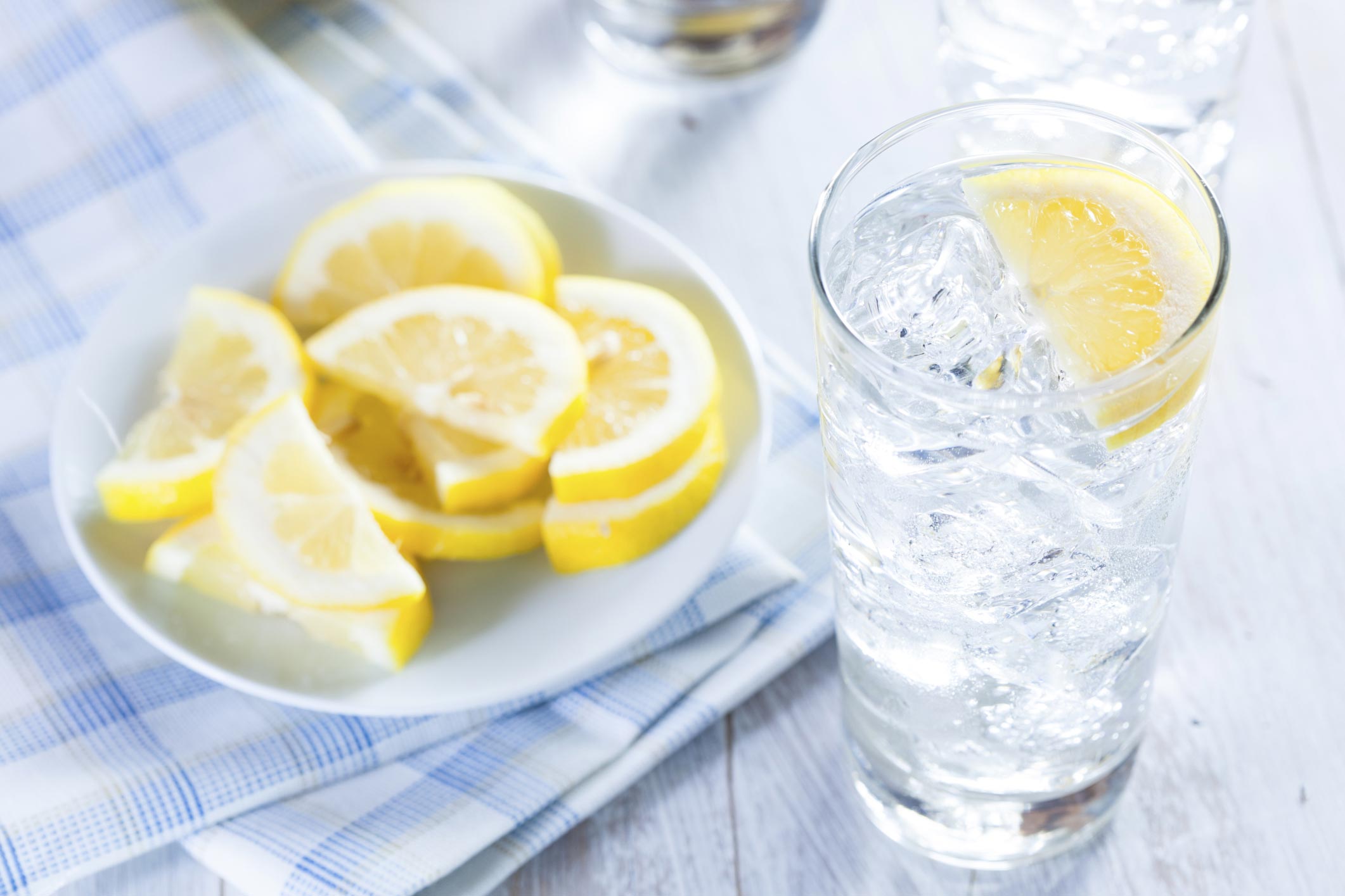 Натощак воду с лимоном можно. Вода с лимоном. Стакан воды с лимоном. Вода с лимоном и сахаром. Стакан с лимоном.